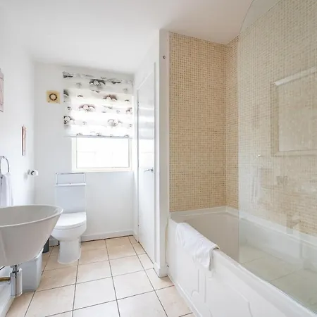 *rc27r* For Your Relaxed & Cosy + Parking Leeds